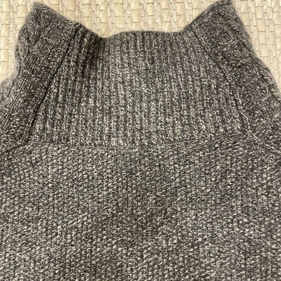 Louis Vuitton
Wool & Cashmere Turtleneck - Picture 2 of 9